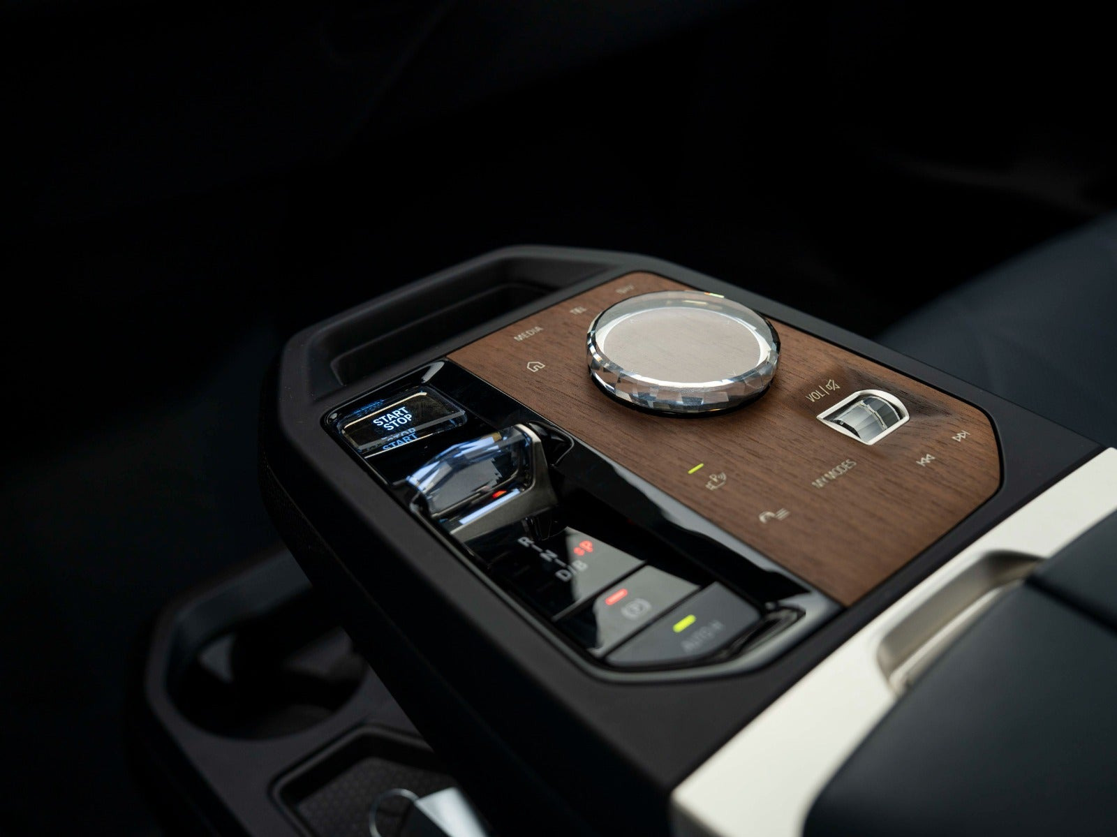 Grå BMW iX fra 2023