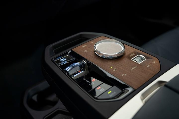 Grå BMW iX fra 2023