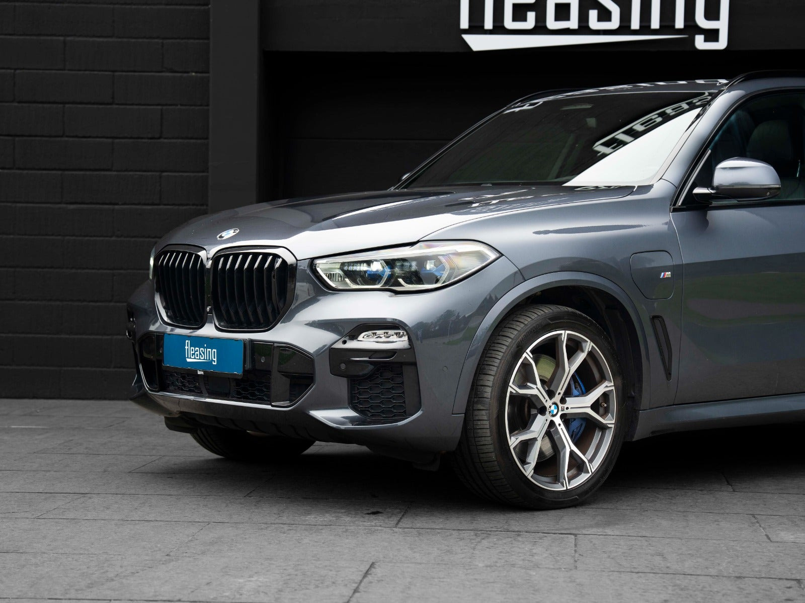Grå BMW X5 fra 2021