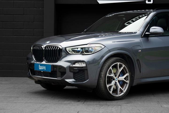 Grå BMW X5 fra 2021