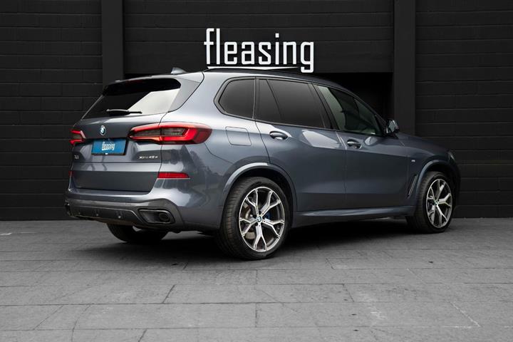 Grå BMW X5 fra 2021