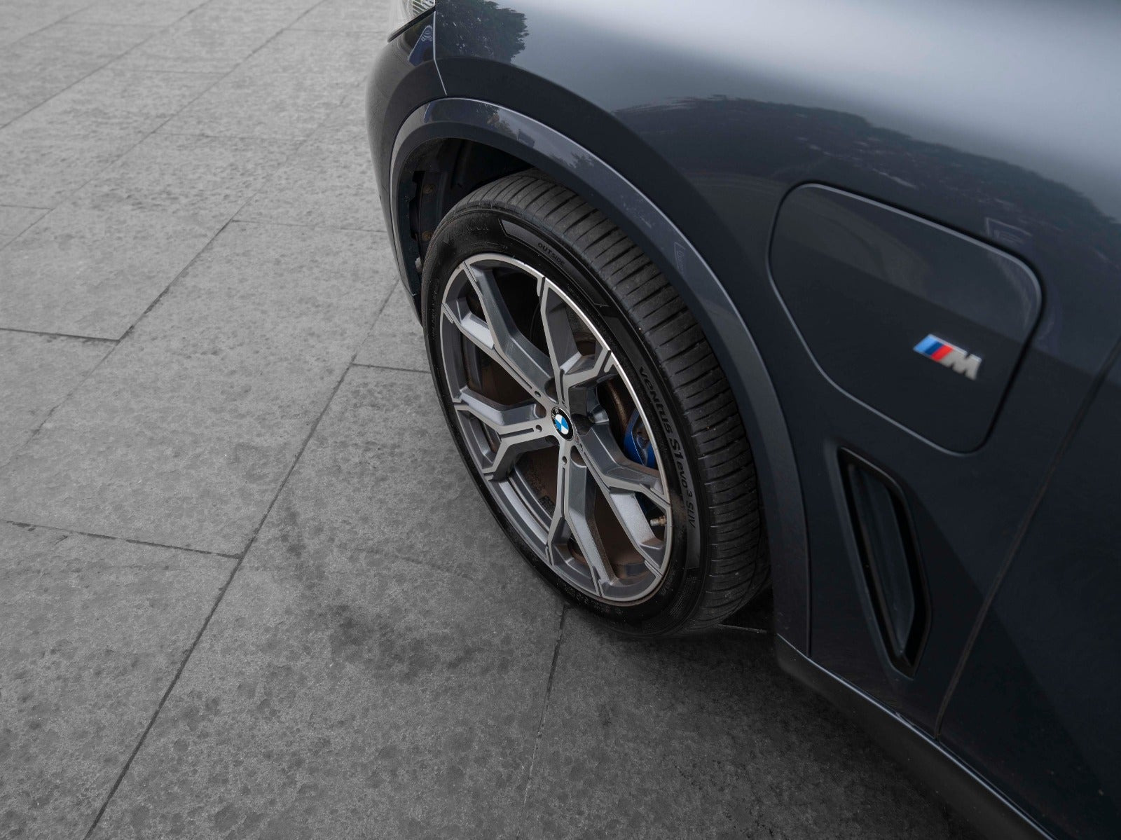 Grå BMW X5 fra 2021