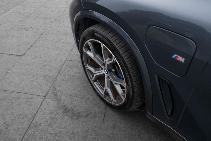 Grå BMW X5 fra 2021