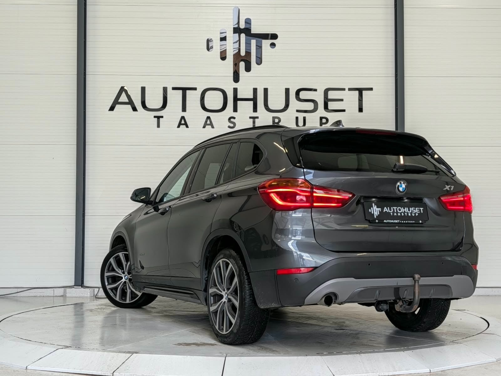 Grå BMW X1 fra 2017