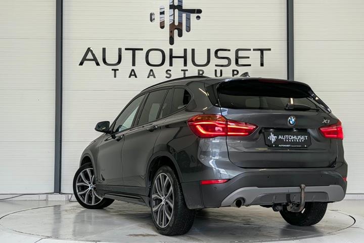 Grå BMW X1 fra 2017