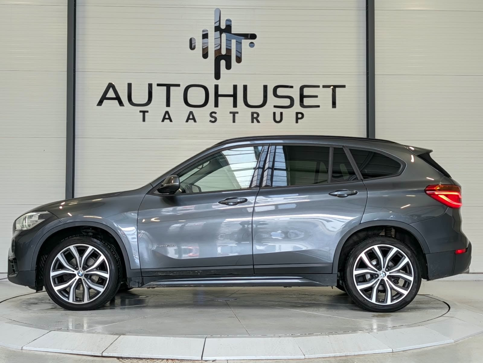 Grå BMW X1 fra 2017
