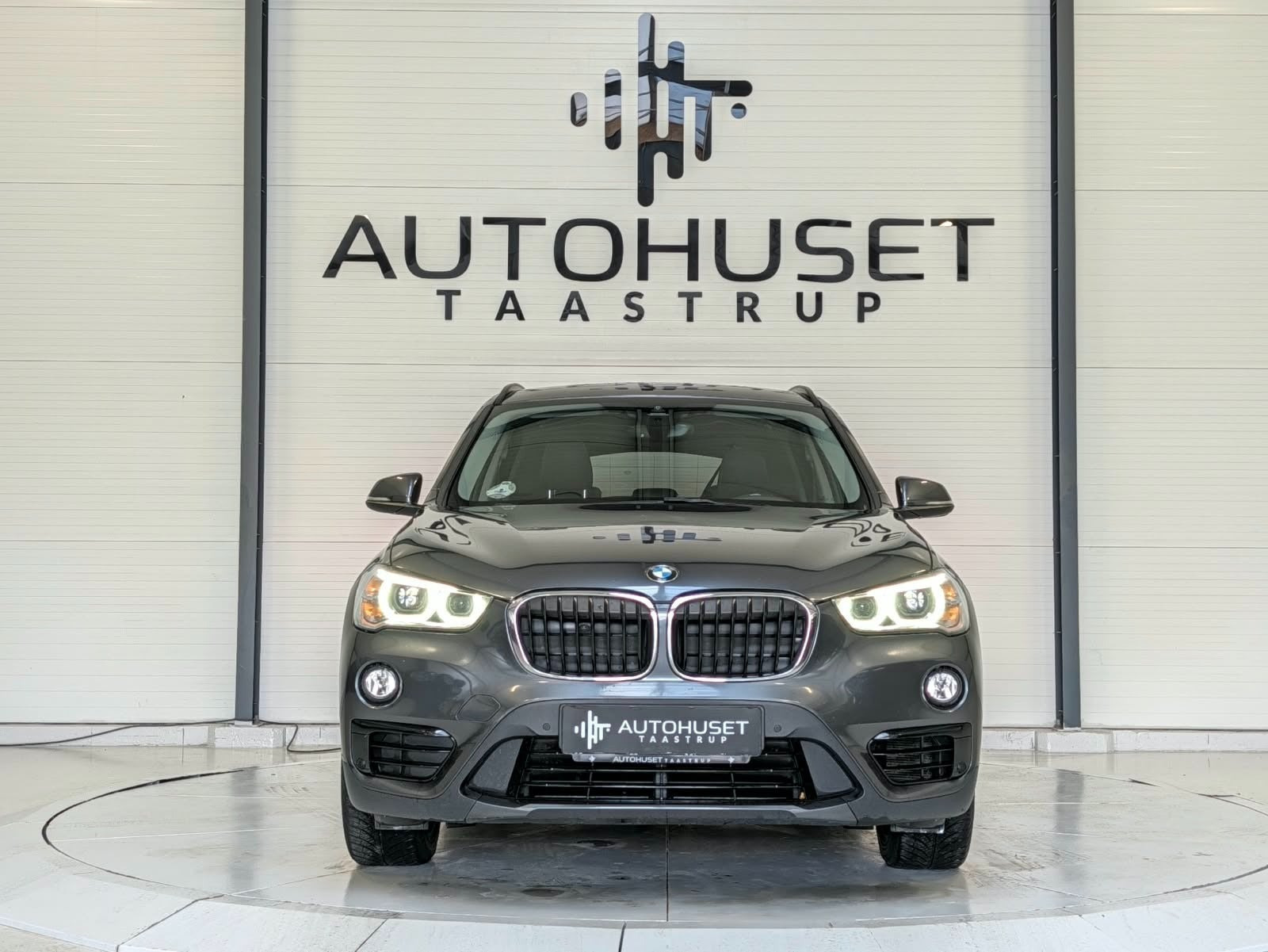 Grå BMW X1 fra 2017