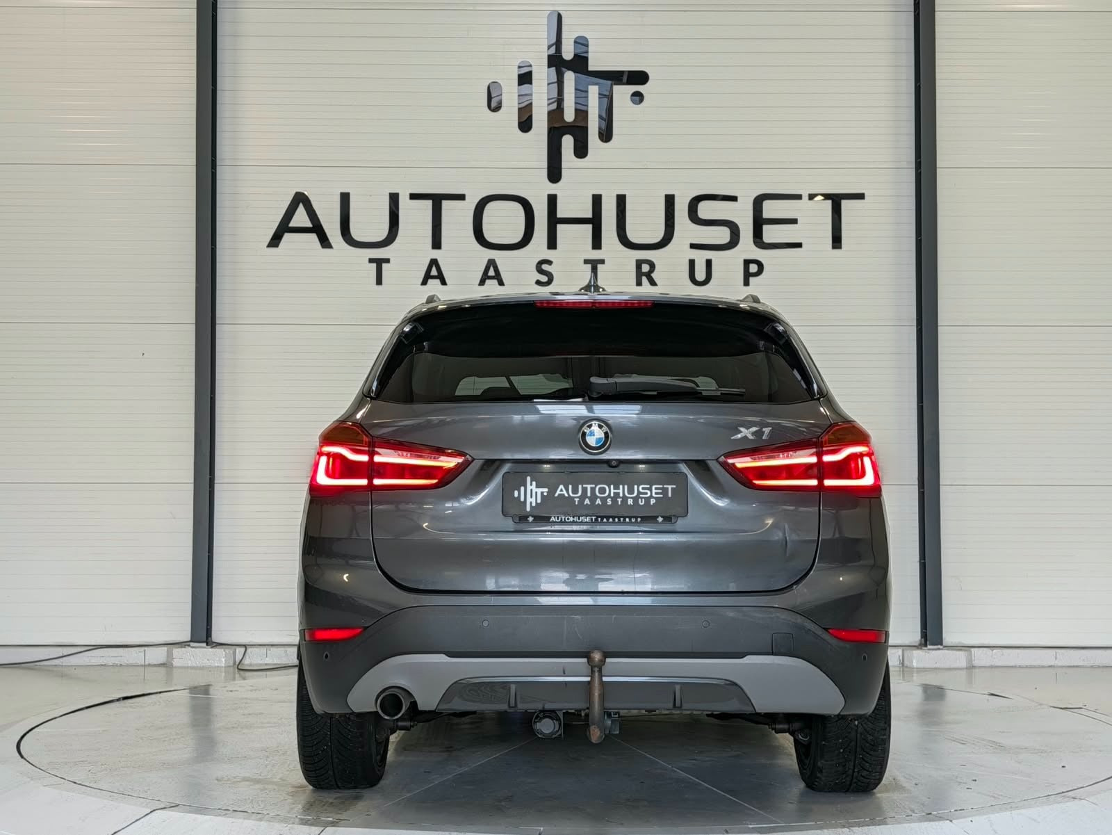Grå BMW X1 fra 2017