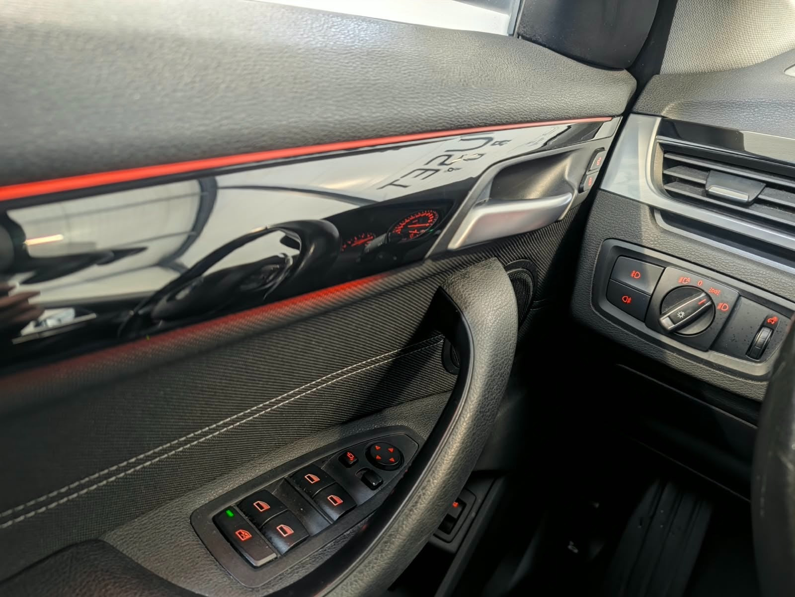 Grå BMW X1 fra 2017
