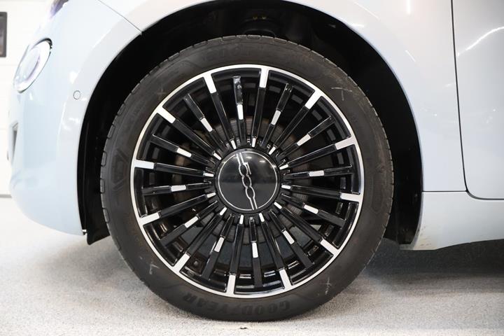 Blå Fiat 500e fra 2021