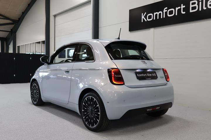 Blå Fiat 500e fra 2021