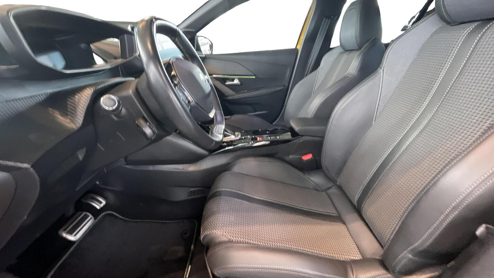 Gul Peugeot e-208 fra 2021