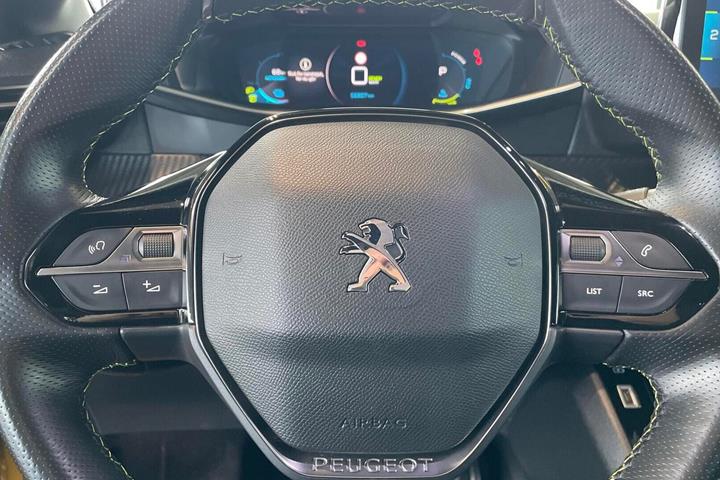 Gul Peugeot e-208 fra 2021