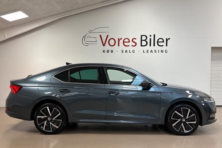 Grå Skoda Octavia fra 2021