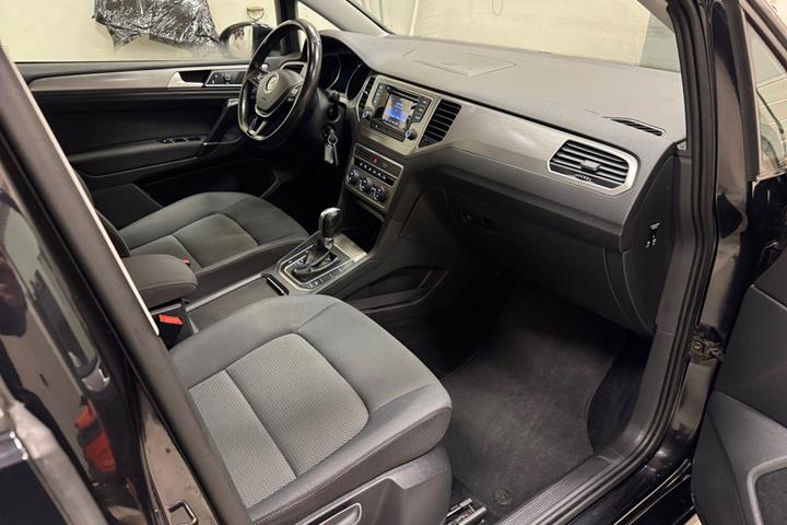 Sort VW Golf Sportsvan fra 2016