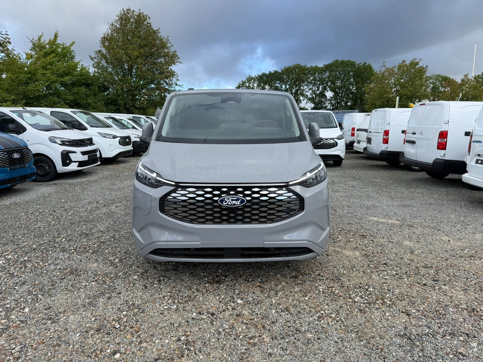 Grå Ford E-Transit Custom 320 L1 fra 2026
