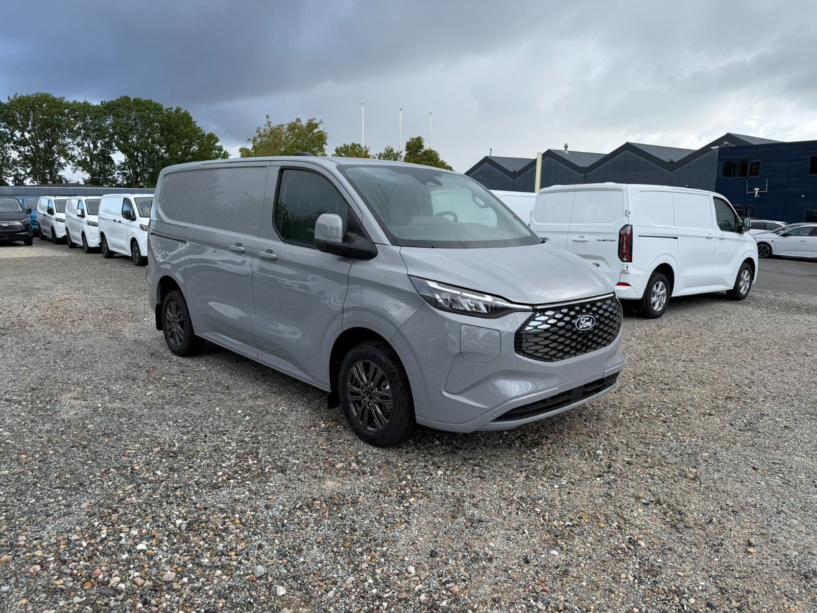 Grå Ford E-Transit Custom 320 L1 fra 2026