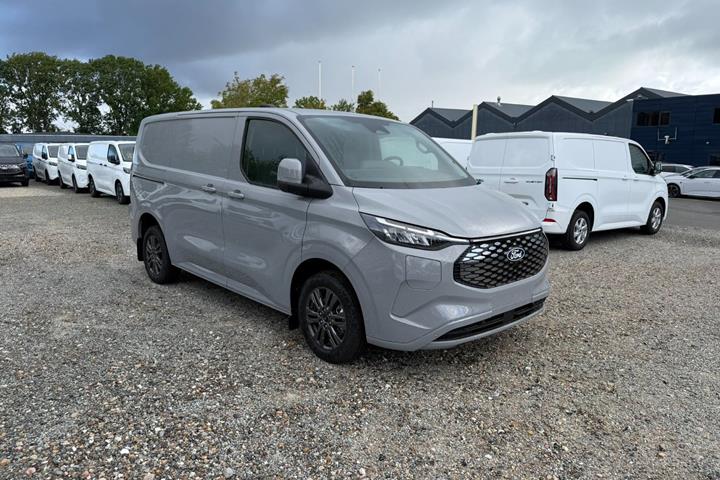 Grå Ford E-Transit Custom 320 L1 fra 2026