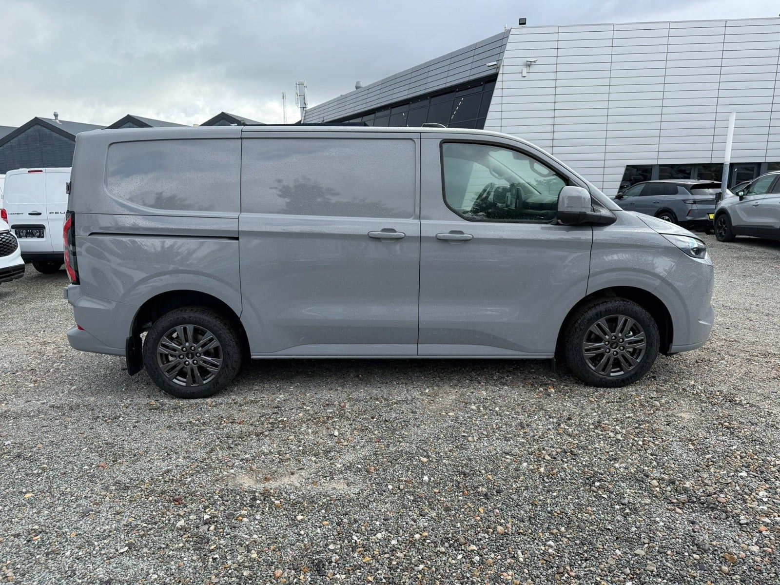 Grå Ford E-Transit Custom 320 L1 fra 2026