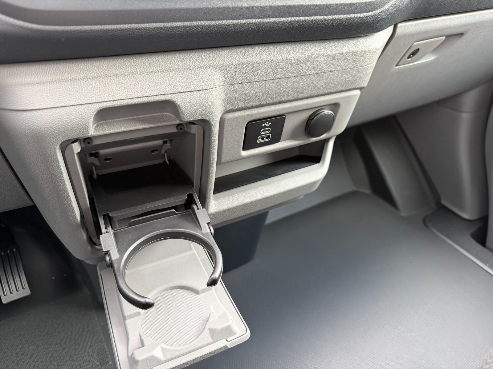 Grå Ford E-Transit Custom 320 L1 fra 2026