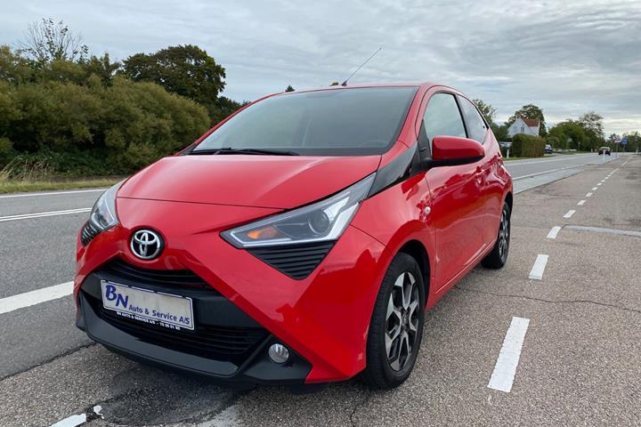 Rød Toyota Aygo fra 2019 set udefra