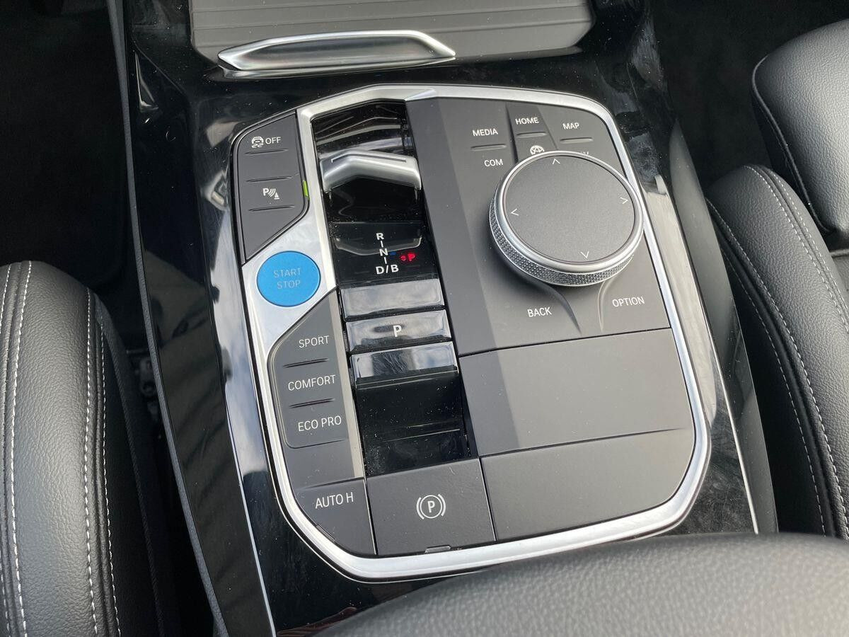 Blå BMW iX3 fra 2023