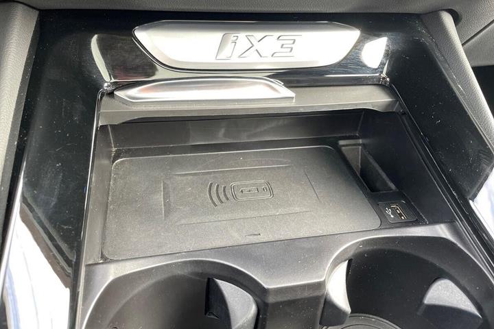 Blå BMW iX3 fra 2023