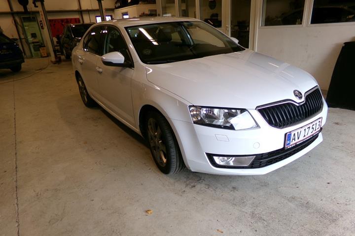 Hvid Skoda Octavia fra 2015