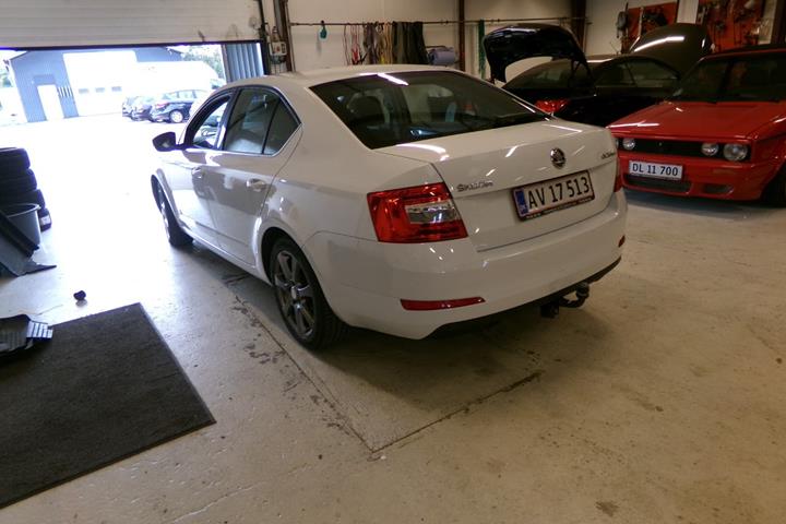 Hvid Skoda Octavia fra 2015