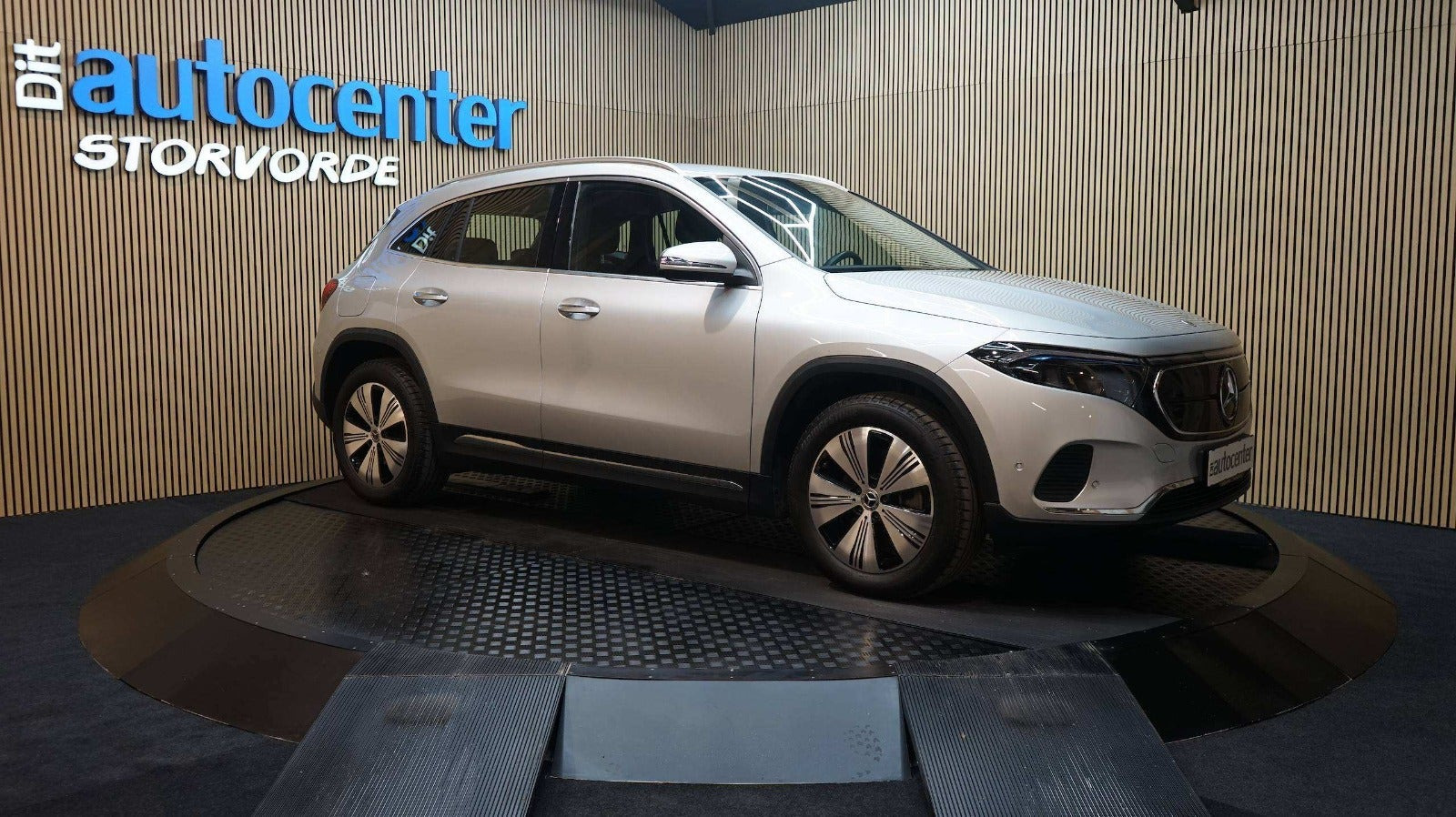 Sølv Mercedes EQA300 fra 2023