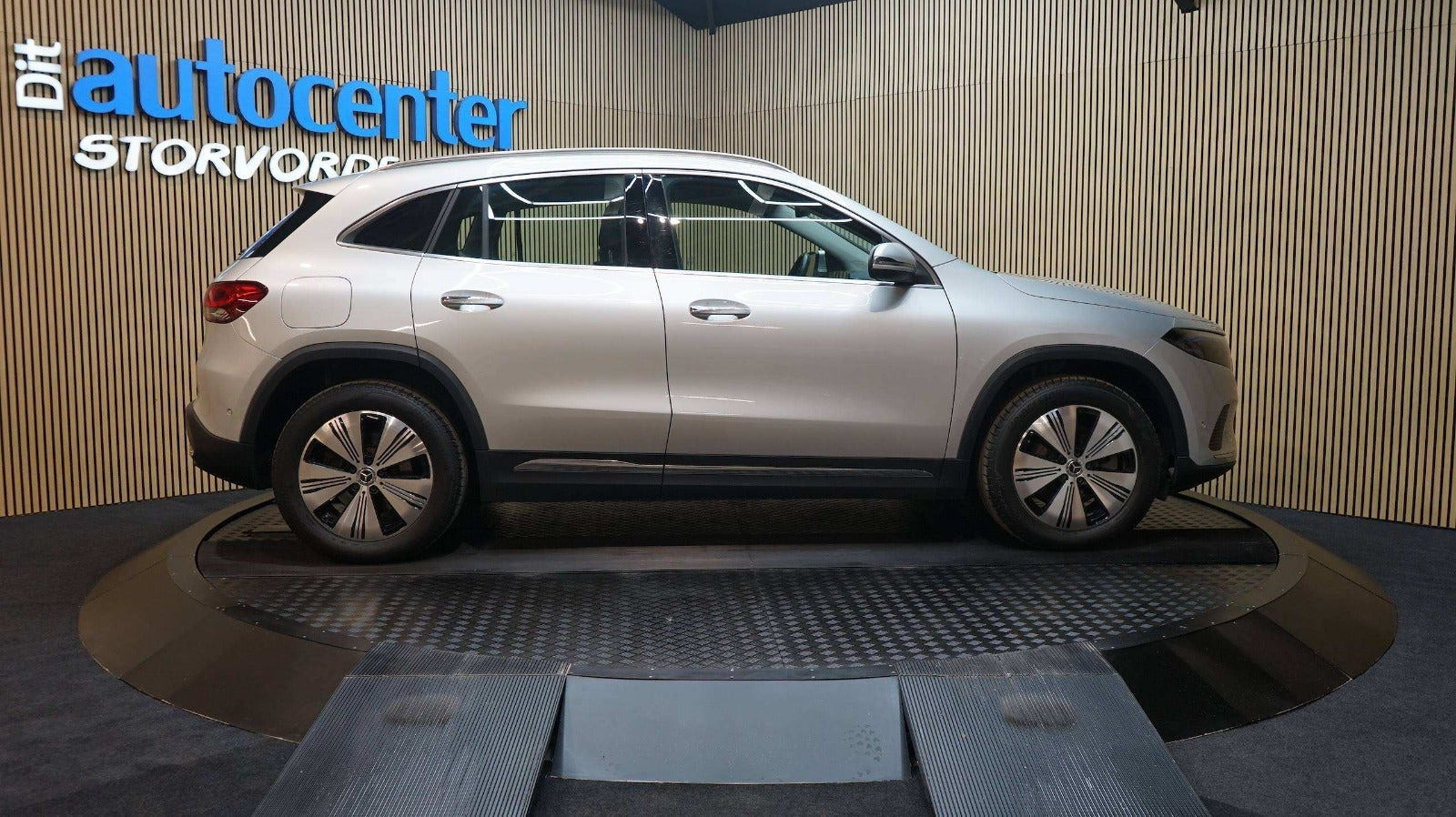 Sølv Mercedes EQA300 fra 2023