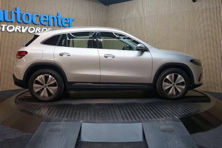 Sølv Mercedes EQA300 fra 2023