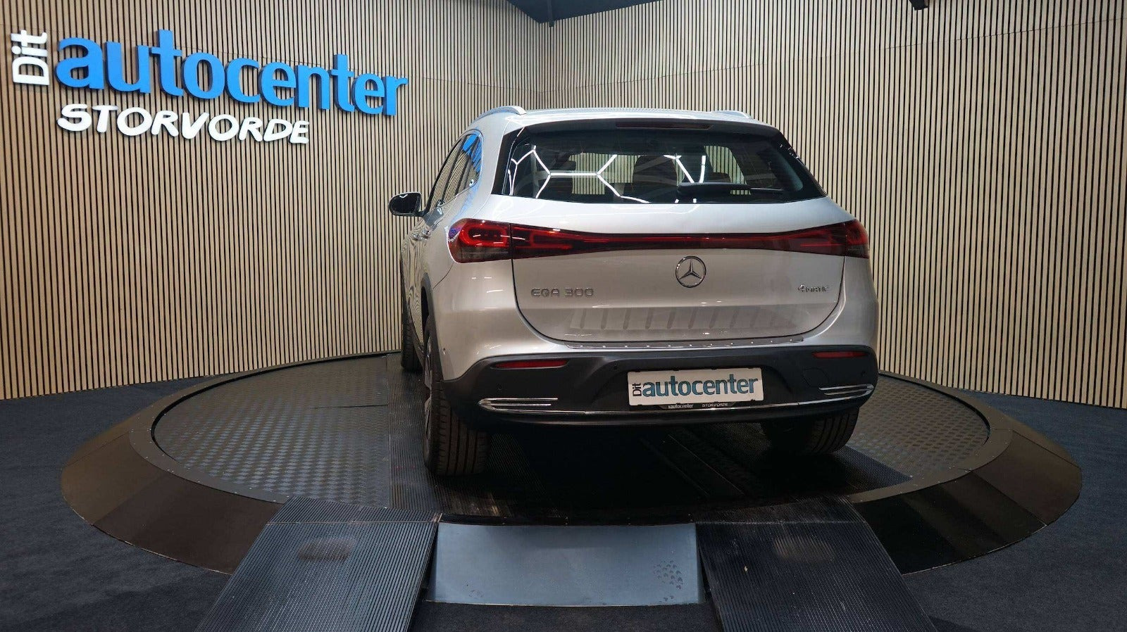 Sølv Mercedes EQA300 fra 2023