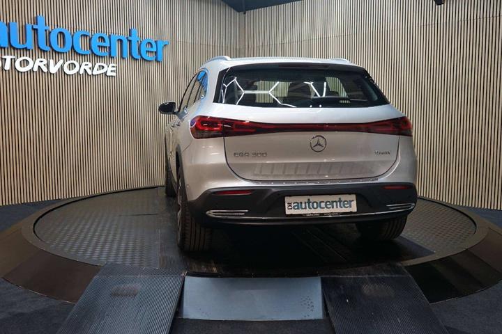 Sølv Mercedes EQA300 fra 2023