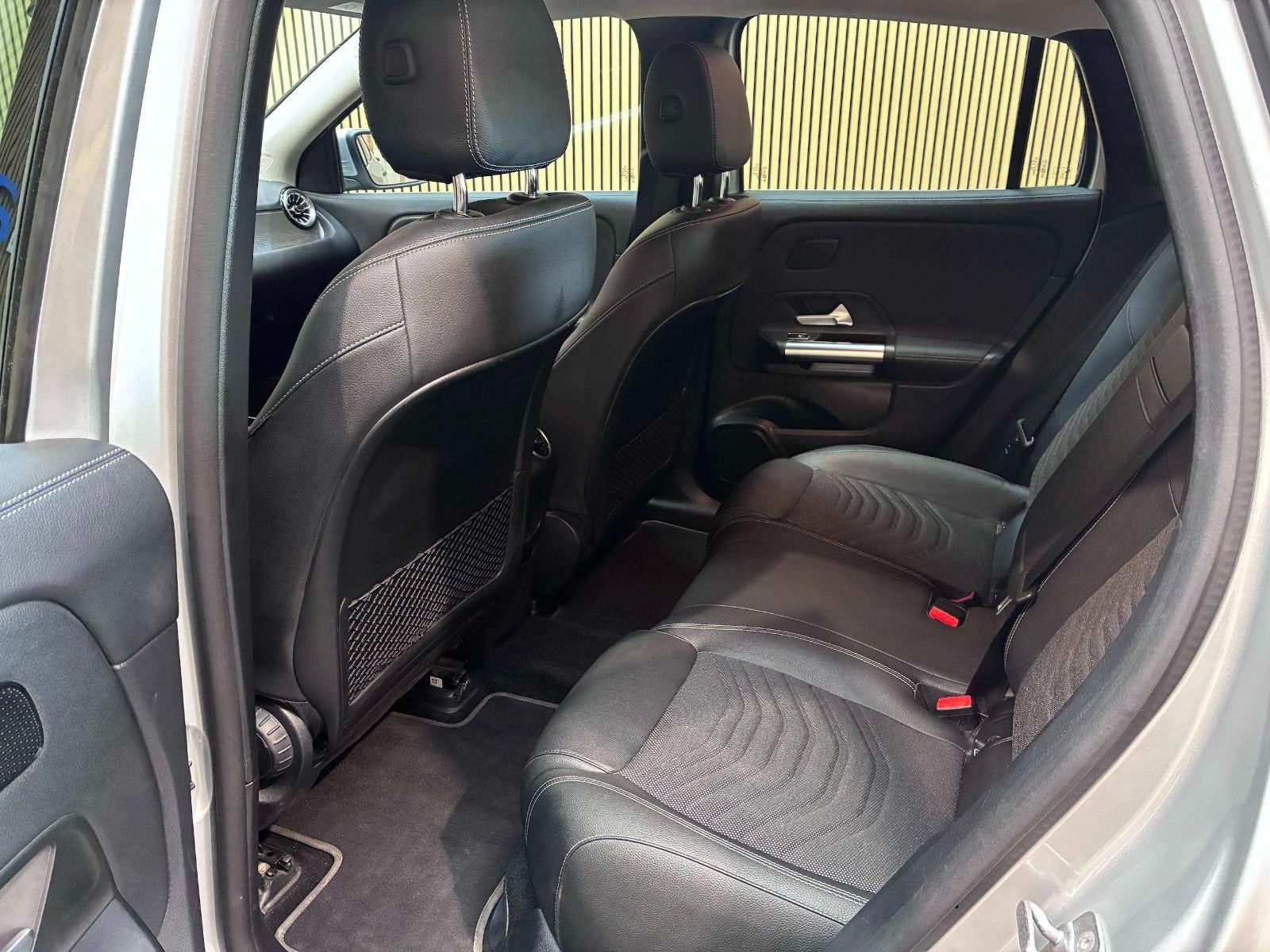 Sølv Mercedes EQA300 fra 2023