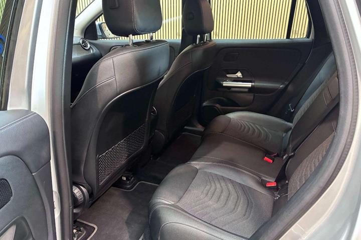 Sølv Mercedes EQA300 fra 2023