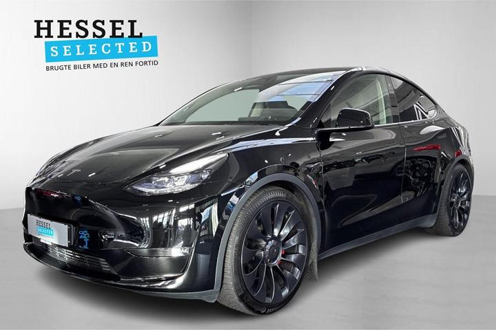 Sort Tesla Model Y fra 2023 set udefra