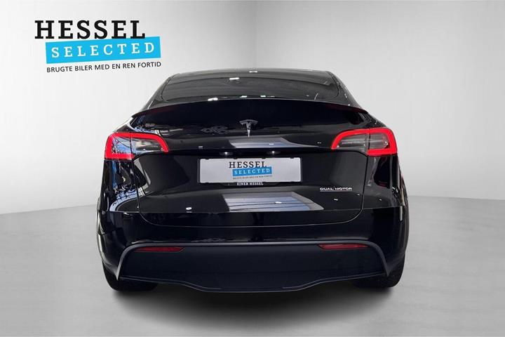 Sort Tesla Model Y fra 2023