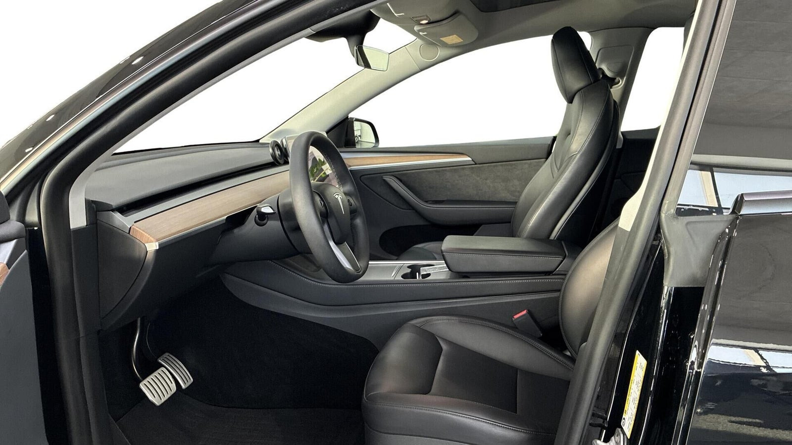Sort Tesla Model Y fra 2023