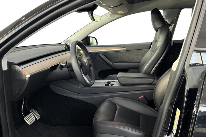 Sort Tesla Model Y fra 2023