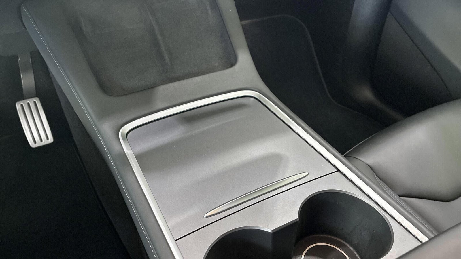 Sort Tesla Model Y fra 2023