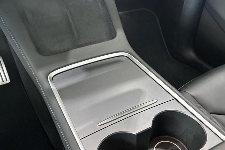 Sort Tesla Model Y fra 2023
