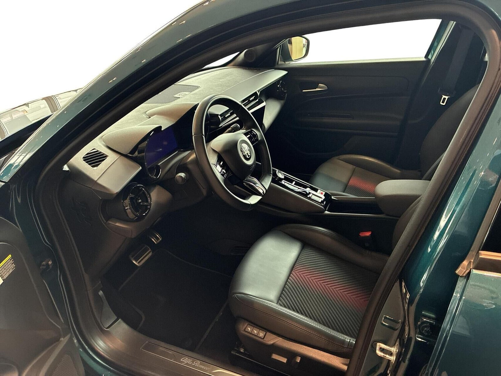 Blå Alfa Romeo Junior fra 2024