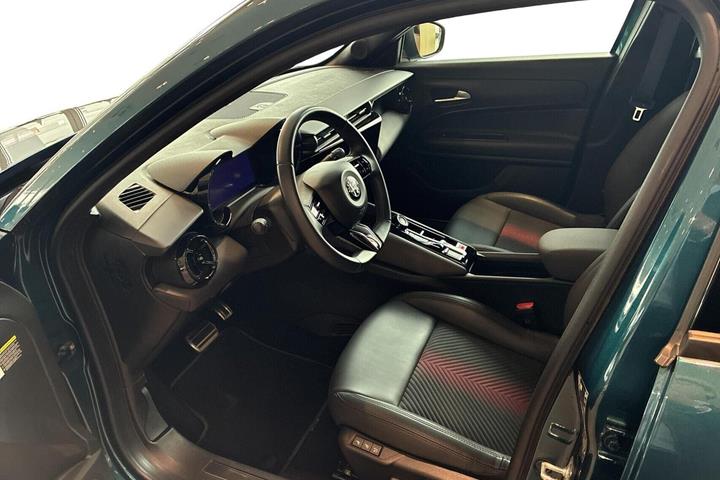 Blå Alfa Romeo Junior fra 2024