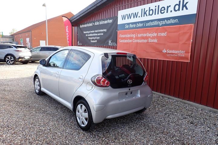 Sølv Toyota Aygo fra 2011