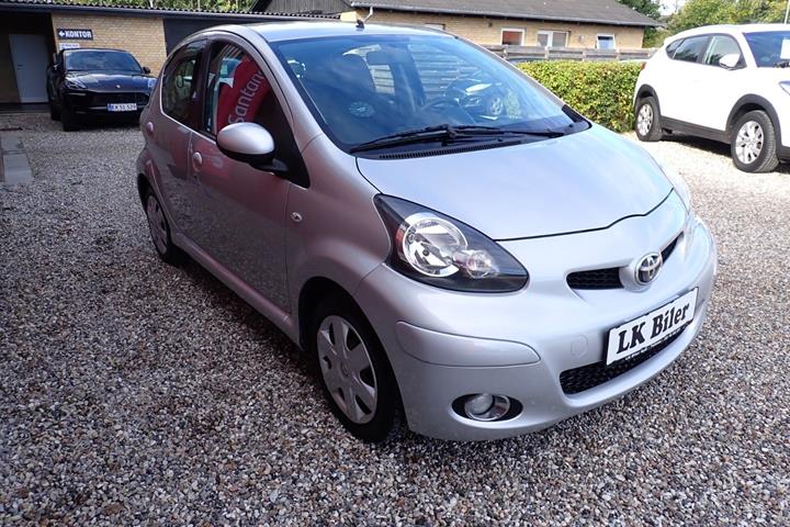 Sølv Toyota Aygo fra 2011