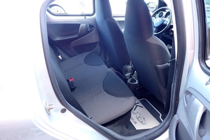 Sølv Toyota Aygo fra 2011
