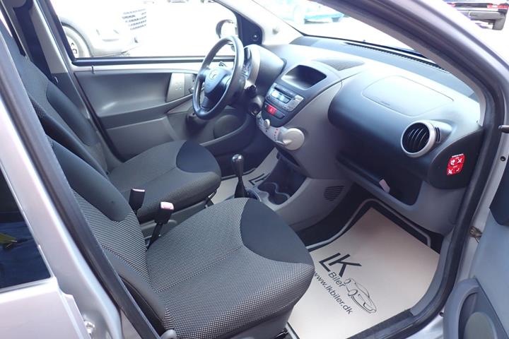 Sølv Toyota Aygo fra 2011