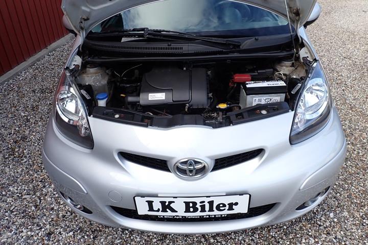 Sølv Toyota Aygo fra 2011