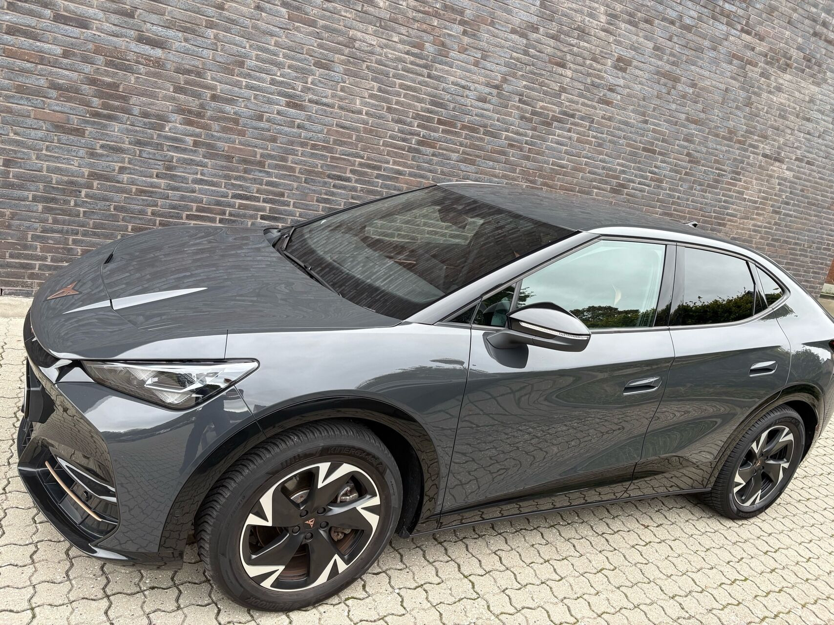 Grå Cupra Tavascan fra 2025